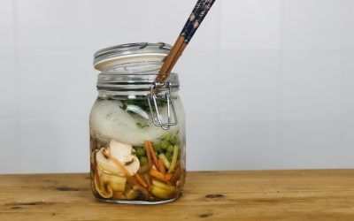 Reconfortante sopa vegan de noodles num frasco (receita simples, rápida e saudável)